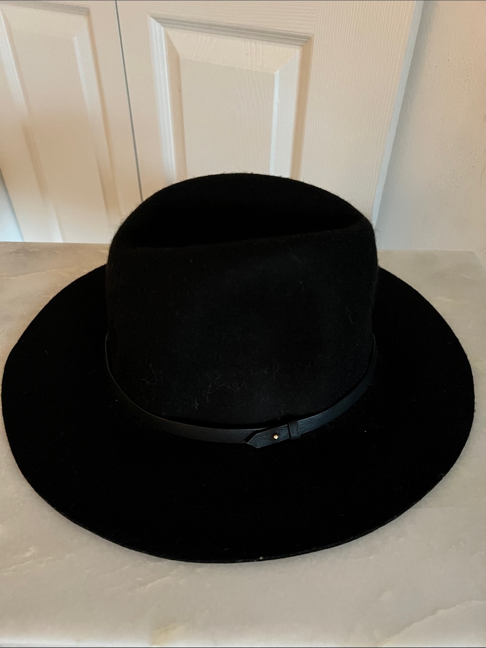 Banana Republic NEW
Black Andrea Feta Hat with leather trim belt